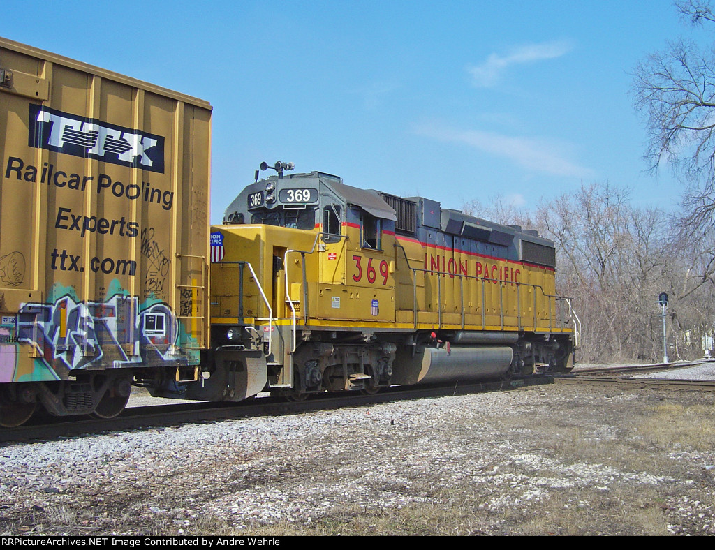 UP 369 heading north over the CP diamond